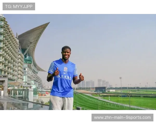 上海申花拉唐边路渗透吸引两名防守